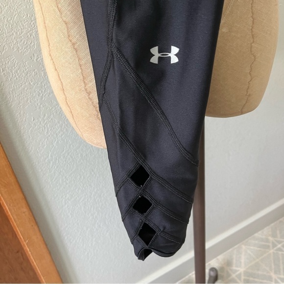 UNDER ARMOUR sz S Black Leggings Compression Heat Gear Side Cut Out  Ankle Crop - Picture 8 of 9